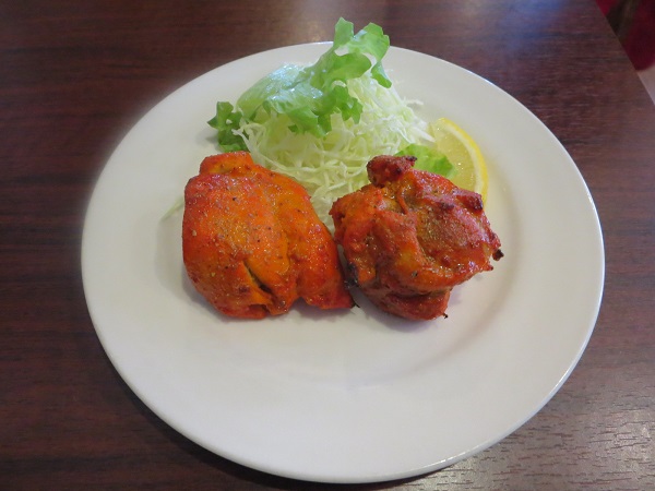 タージマハルのチキンティッカの全体画像。
