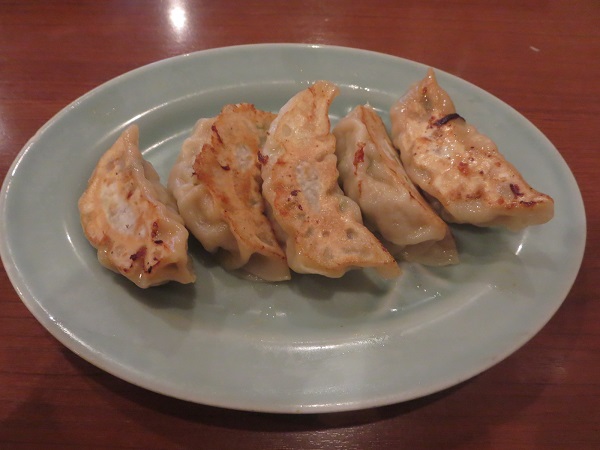 鴻福居の焼き餃子の全体写真。