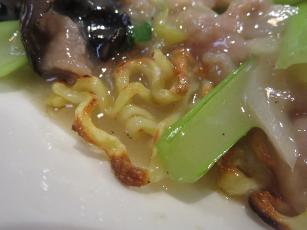 くうろんの五目あんかけ焼きそばの麺の焦げ目の近影画像。
