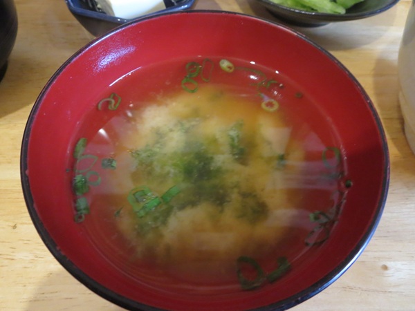 たま家の上炭火親子丼の味噌汁の近影画像