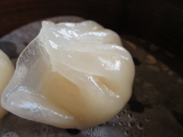 福満苑の蒸しエビ餃子の近影画像。