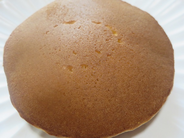 和菓子や 栗山菓舗のどら焼き（マーガリン）の近影画像。