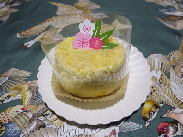 シェ・レカミエのレモンカスタードケーキの全体写真。