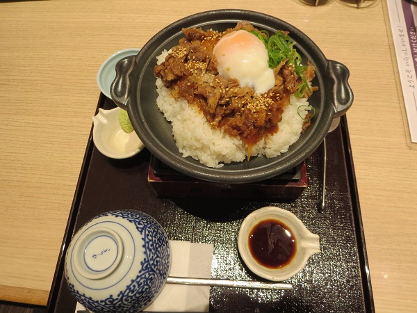 四六時中のとろ玉牛カルビ炙り飯の全体画像。