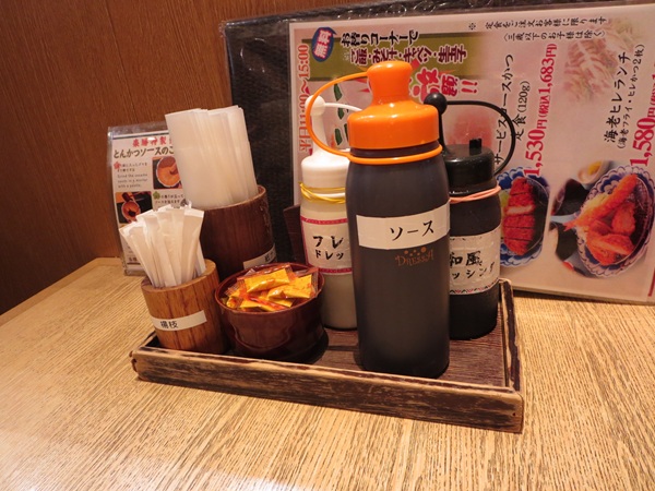 楽膳の卓上のソースやドレッシング類。
