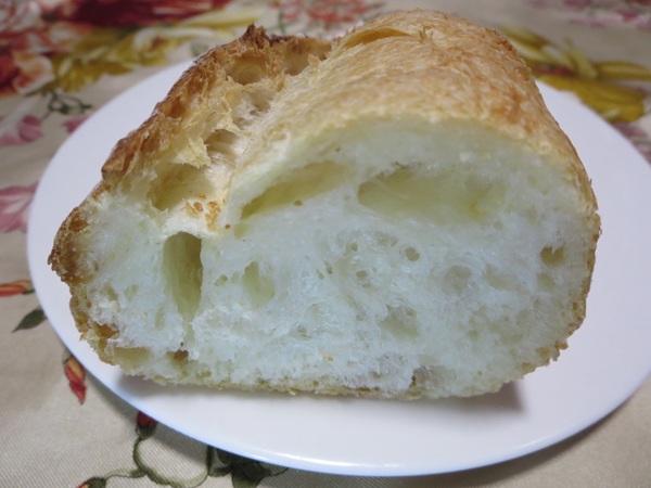 おおみやパンカフェのバタールの断面の近影画像。