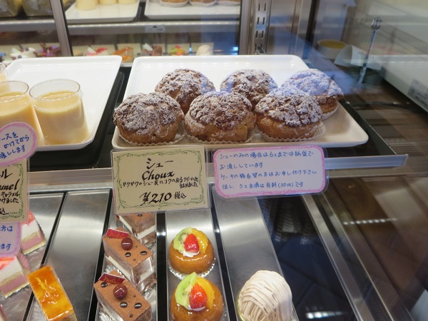 フランス菓子イヴリーヌのシューが置かれているショーケース。