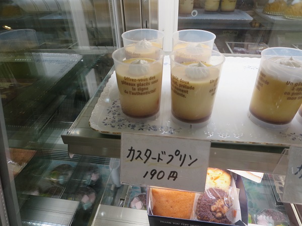 新松月のカスタードプリンが収められているショーケース。