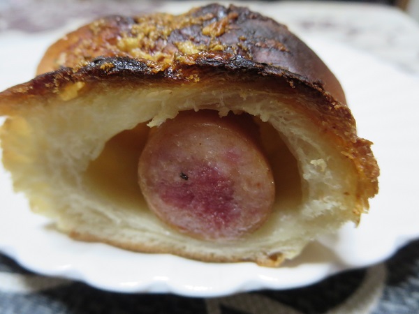 BundBakeryのソーセージロールのトースト後の近影画像。