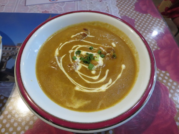 シバーのチキンカレー・チーズナンのチキンカレーの近影画像。