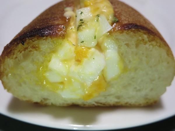 Tiny Bakery トイットのたまごサンドのトースト後の断面の近影画像。