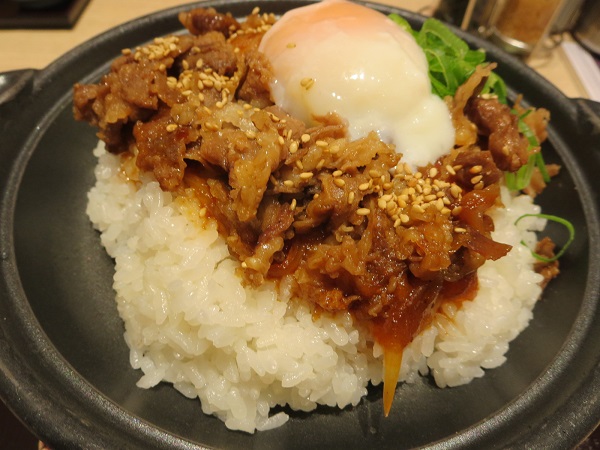 四六時中のとろ玉牛カルビ炙り飯の近影画像。