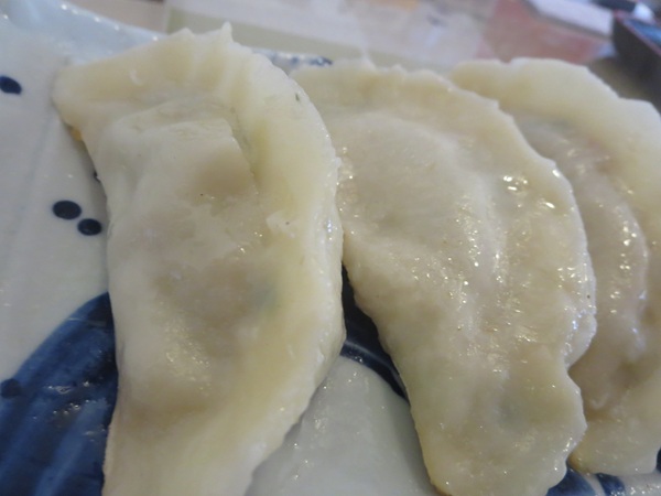 栄盛の大焼き餃子の焼き目の付いていない側の近影画像。