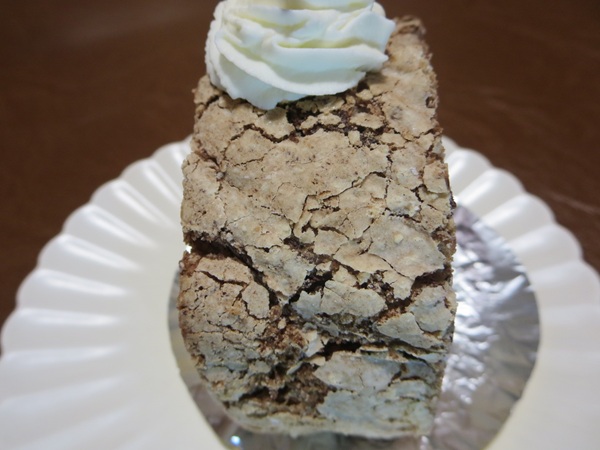 手作り菓子工房 うふのバナナロールの側面の近影画像。