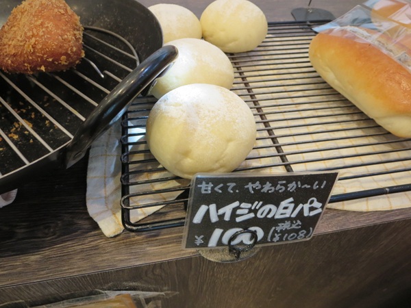JIROのパン工房のハイジの白いパンが置かれている陳列棚。