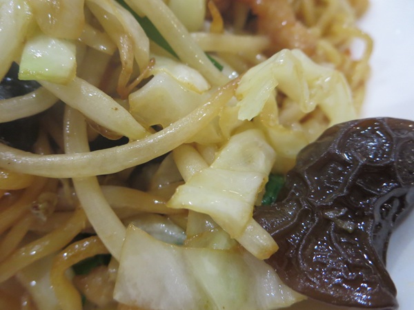 晴晴飯店の上海焼きそばのもやしやキャベツの近影画像。