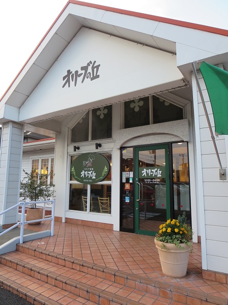 オリーブの丘の看板と入口。