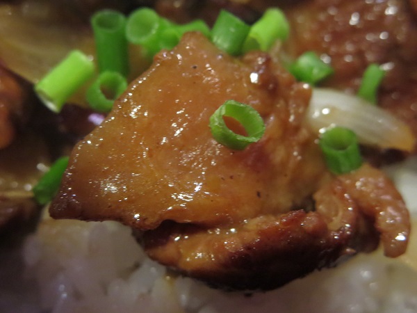 慶飯の黒ニンニクと和牛すじの煮込み丼の牛すじ肉の近影画像。