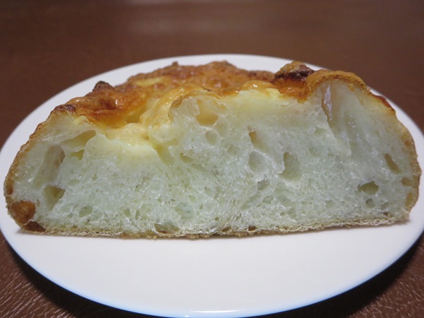 JIROのパン工房のチーズフランスの断面の近影画像。