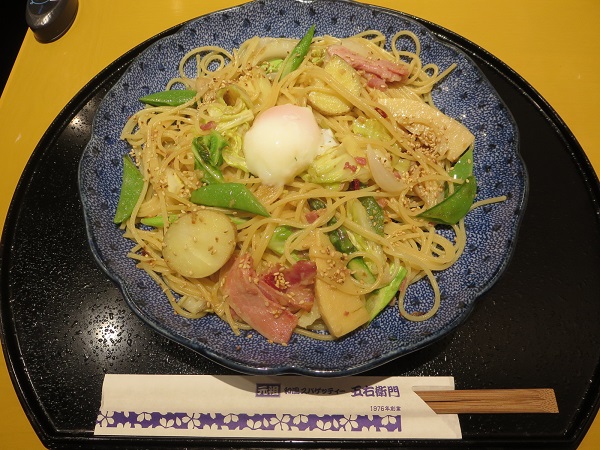 洋麺屋 五右衛門のイベリコ豚と春野菜づくしのよくばりスパゲッティーの全体画像。