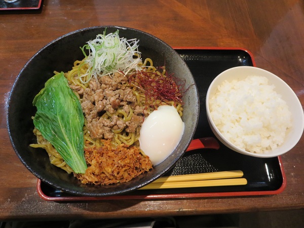 中華そば 和月の冷製汁なし黒ごま担々麺の全体画像。