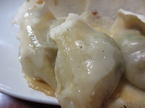 眞味の手作り焼き餃子の羽根が付いていない側の近影画像