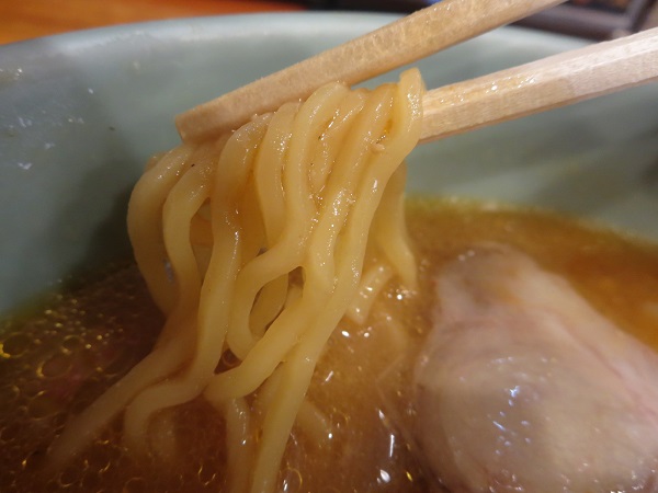 らぁめん美春の特選味噌らーめんの麺の近影画像。