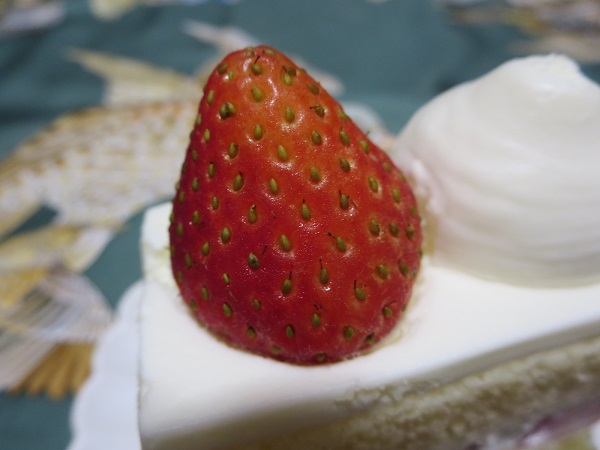 ル・スリールのいちごショートのいちごの近影画像。