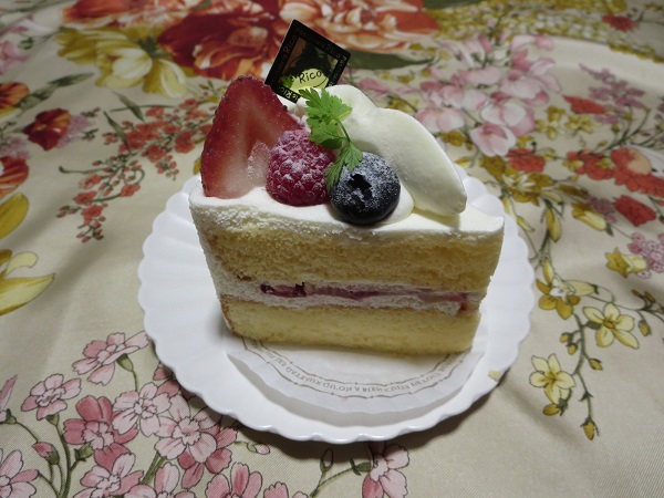 パティスリー RICOのふわふわショートケーキの全体画像。