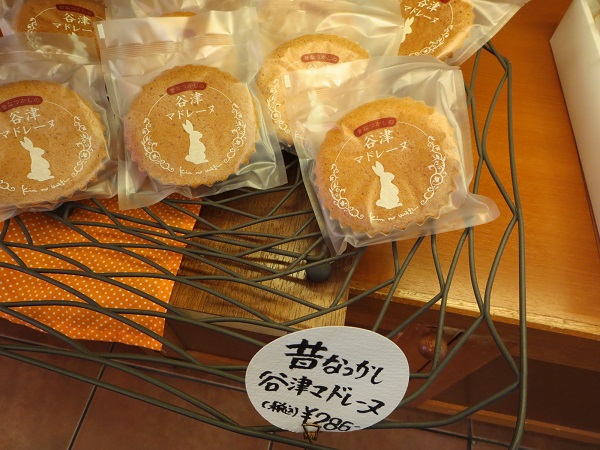 金のうさぎの昔なつかし谷津マドレーヌが置かれている陳列棚。