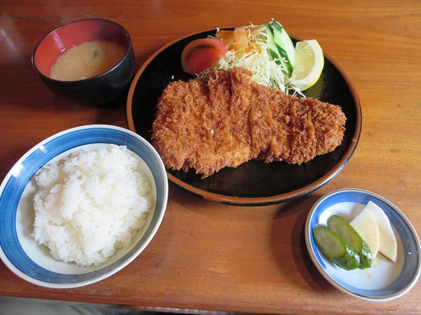 とんかつ とん丸の特ロース定食の全体画像。