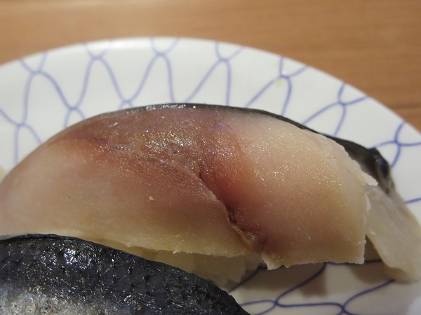 南房総やまと寿司の〆物３貫の〆鯖の近影画像。