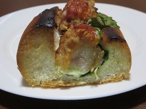 Le Pain Bon Bonの唐揚げドックのトースト後の断面の近影画像。