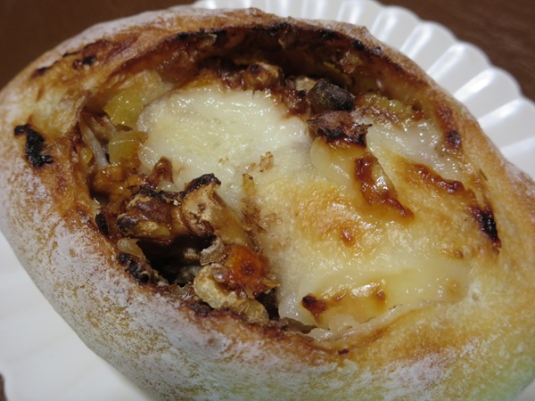 BAKERY＆cafe辰巳俱楽部のオレンジハニーチーズの近影画像。