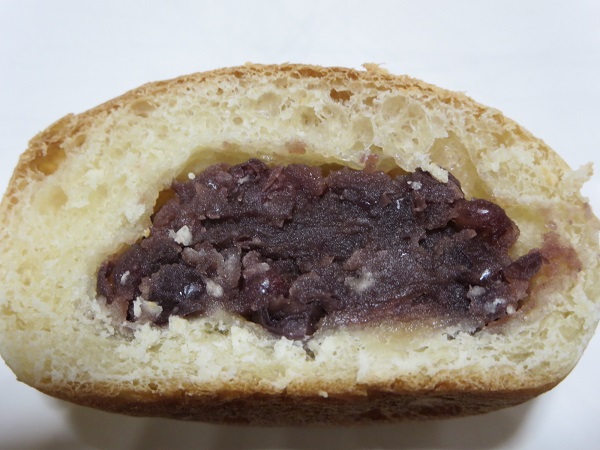 BundBakeryのあんぱんの断面の近影画像。