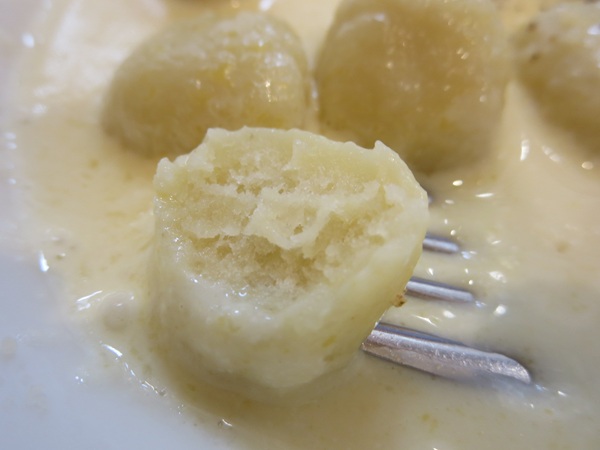 ポポラマーマのニョッキチーズクリームの断面の近影画像。