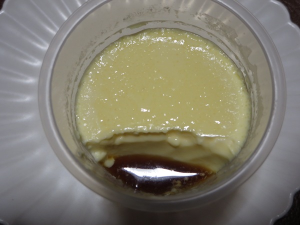 オランダ家のなめらかプリンの底のカラメルの画像。