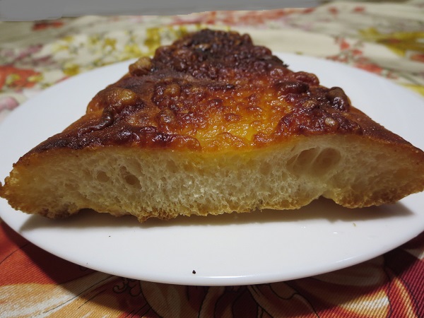 Le Pain Bon Bonのチーズナンのトースト後の断面の近影画像。