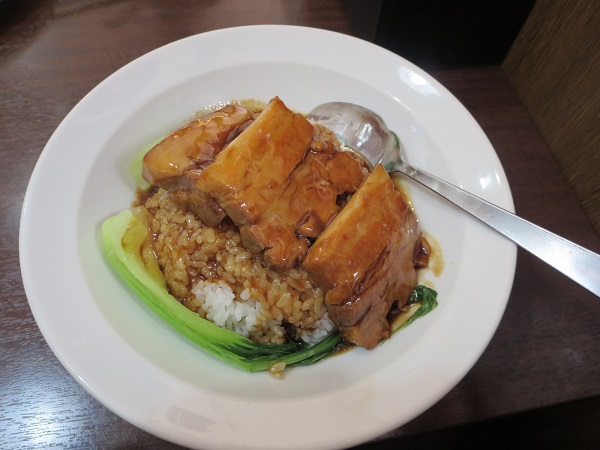 喜来園の豚肉角煮丼の全体画像。