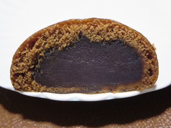 菓匠 梅月庭の黒糖饅頭の断面の近影画像。