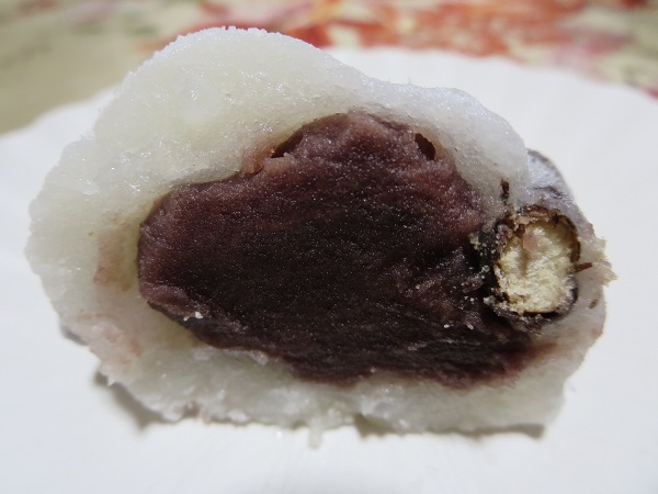 袖ヶ浦の豆大福の断面の近影画像。