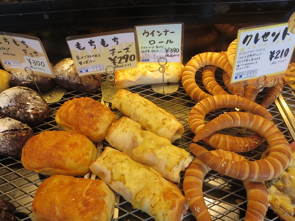 石窯パン工房 サフランのウインナーロールが置かれている陳列棚。
