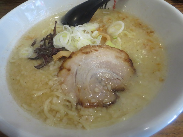 我流らあめん風神の塩とんこつの近影画像。
