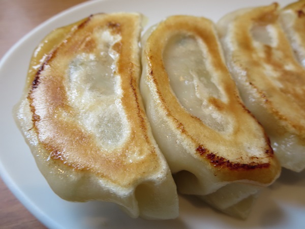 海浜飯店の手作り焼き餃子の近影画像。