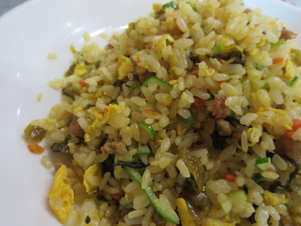 安安食堂の高菜豚肉炒飯の近影画像。