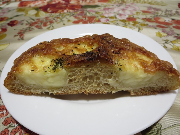 パン屋ジパングの塩パンチーズのトースト後の断面の近影画像。