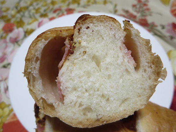 ぱんの樹のベーコンフランスの断面の近影画像。