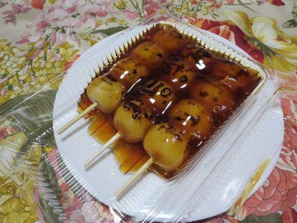 月廼舎のみたらし団子の全体画像。