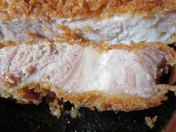 とんかつ とん丸の特ロース定食のとんかつの断面の近影画像。