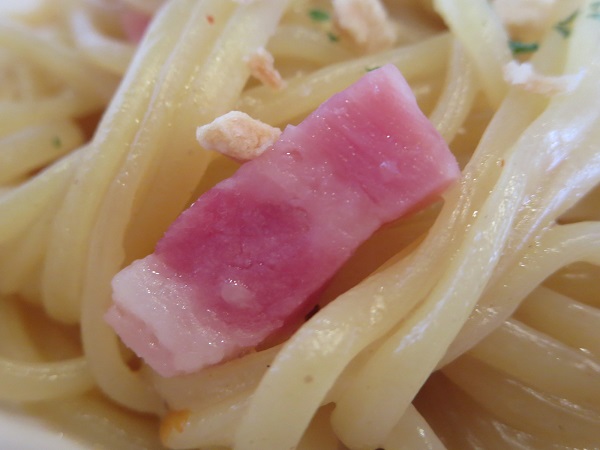 ガストのペペロンチーノ（ハーフ）のベーコンの近影画像。